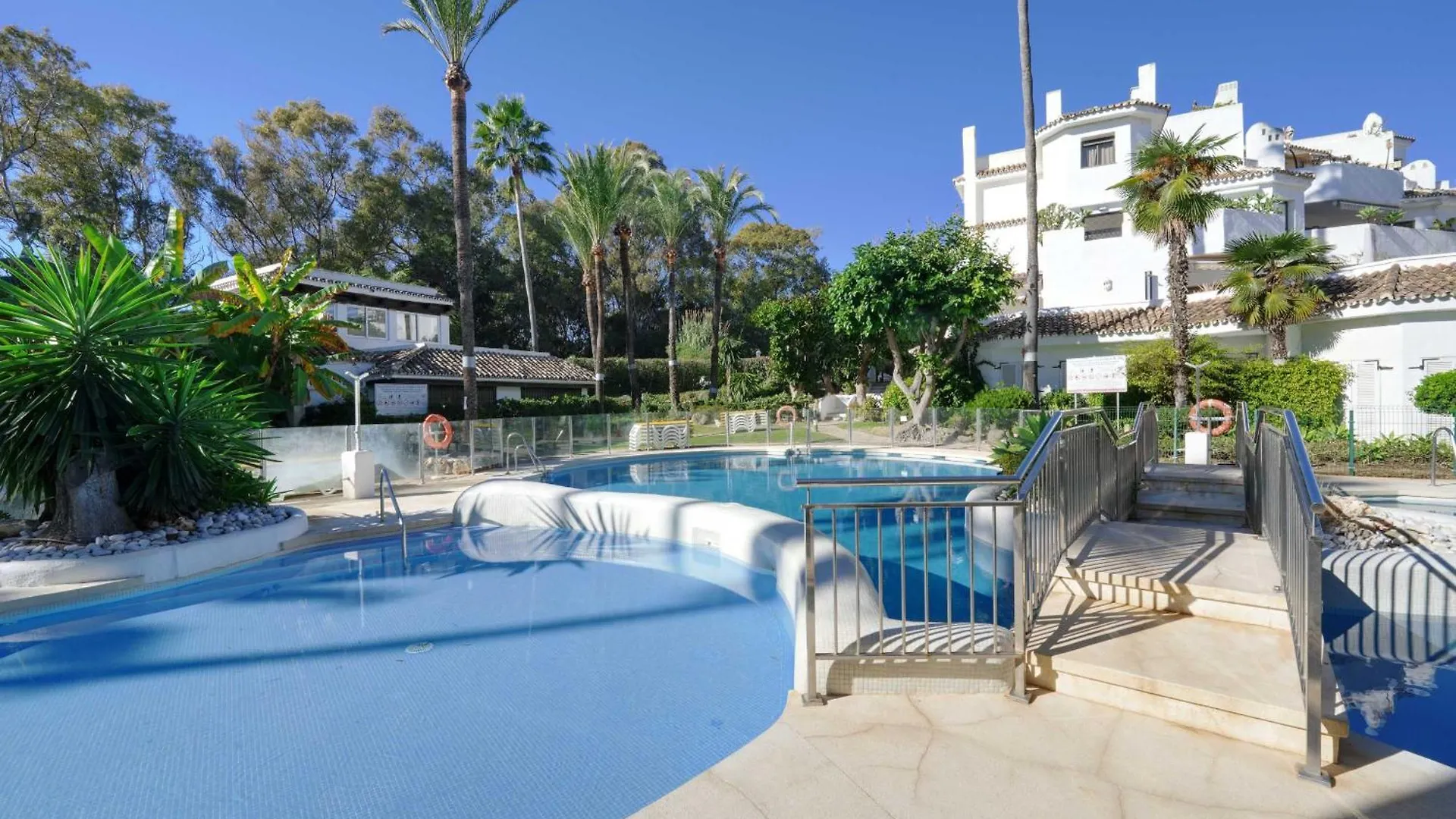 2033 Modern 3 Bed Large Terrace With Sun Loungers Apartment Marbella 0*,  Spain