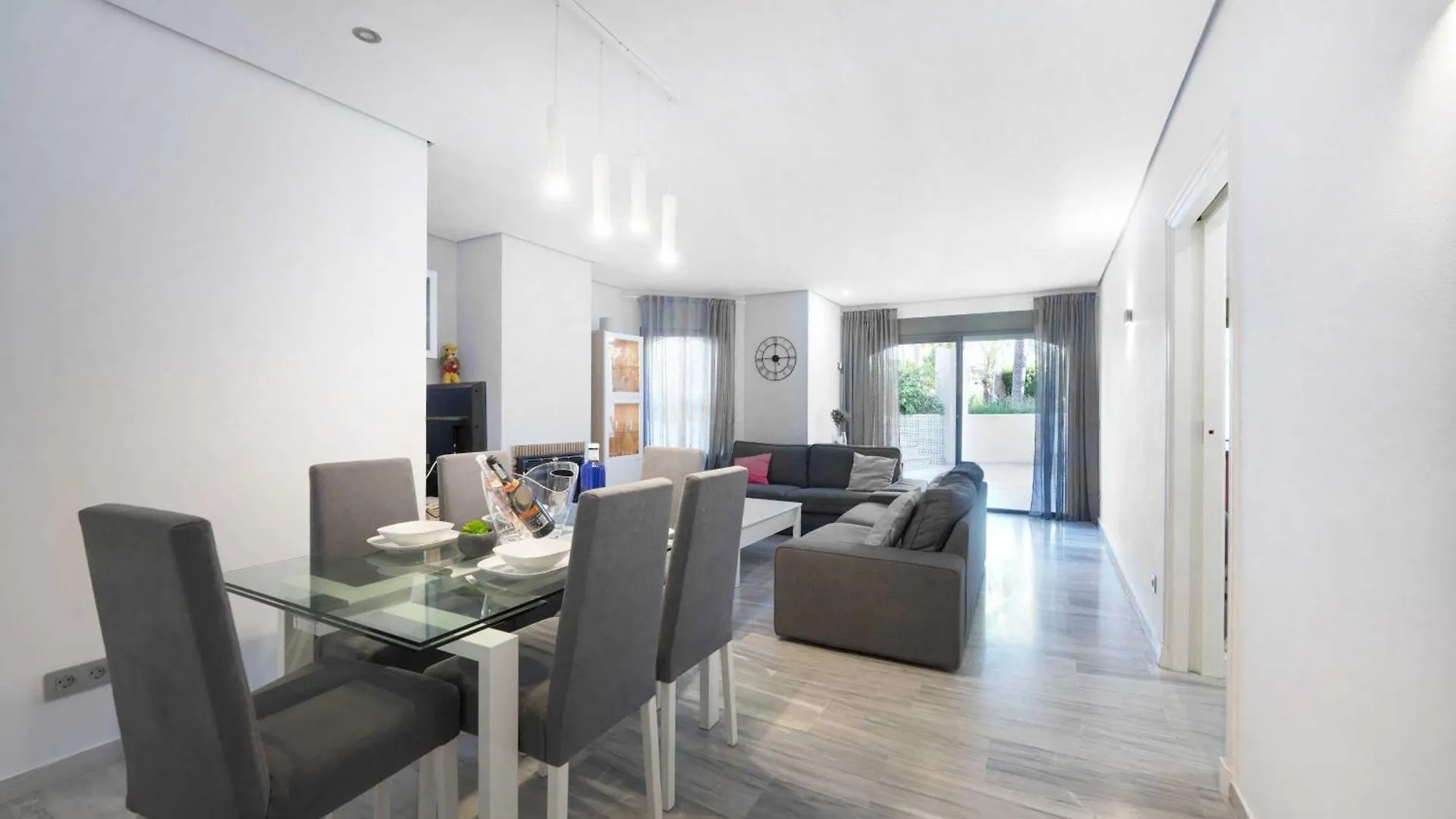 2033 Modern 3 Bed Large Terrace With Sun Loungers Apartment Marbella