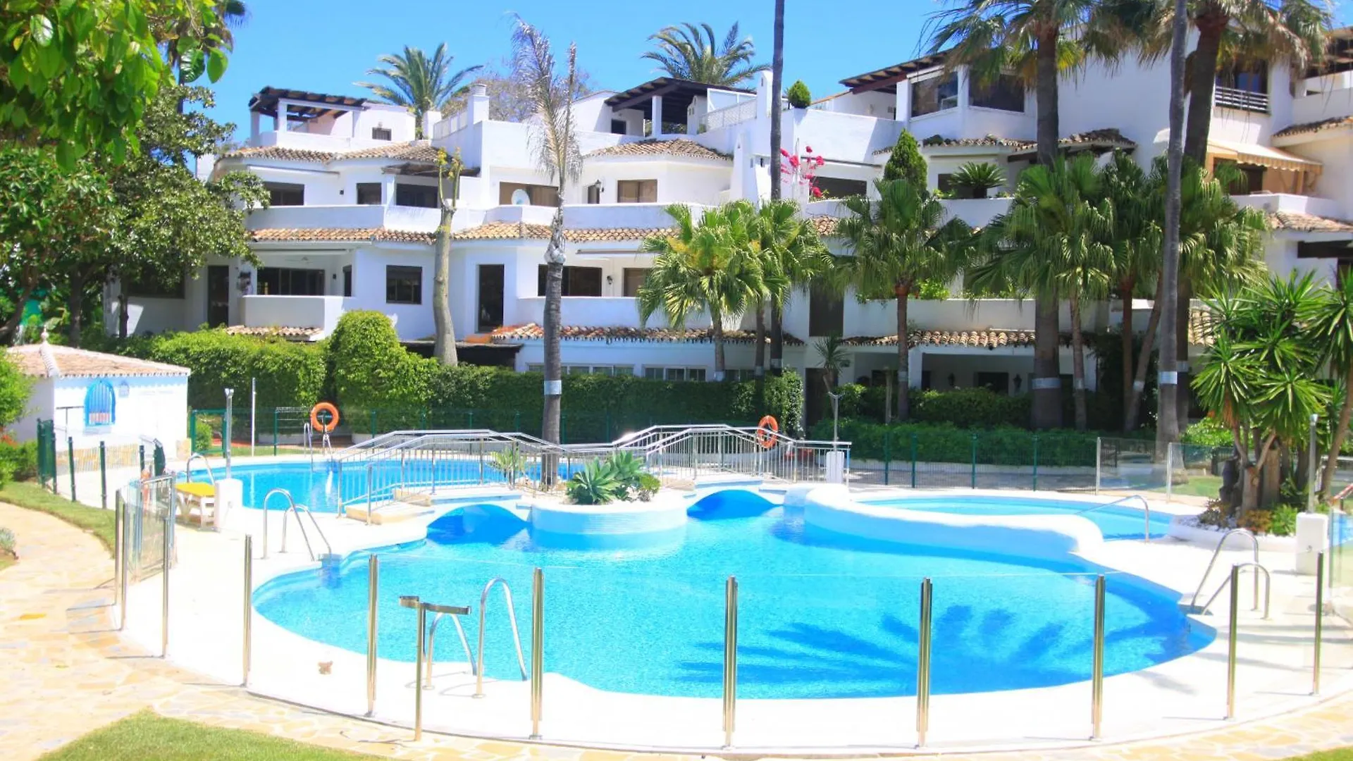 2033 Modern 3 Bed Large Terrace With Sun Loungers Apartment Marbella 0*,  Spain